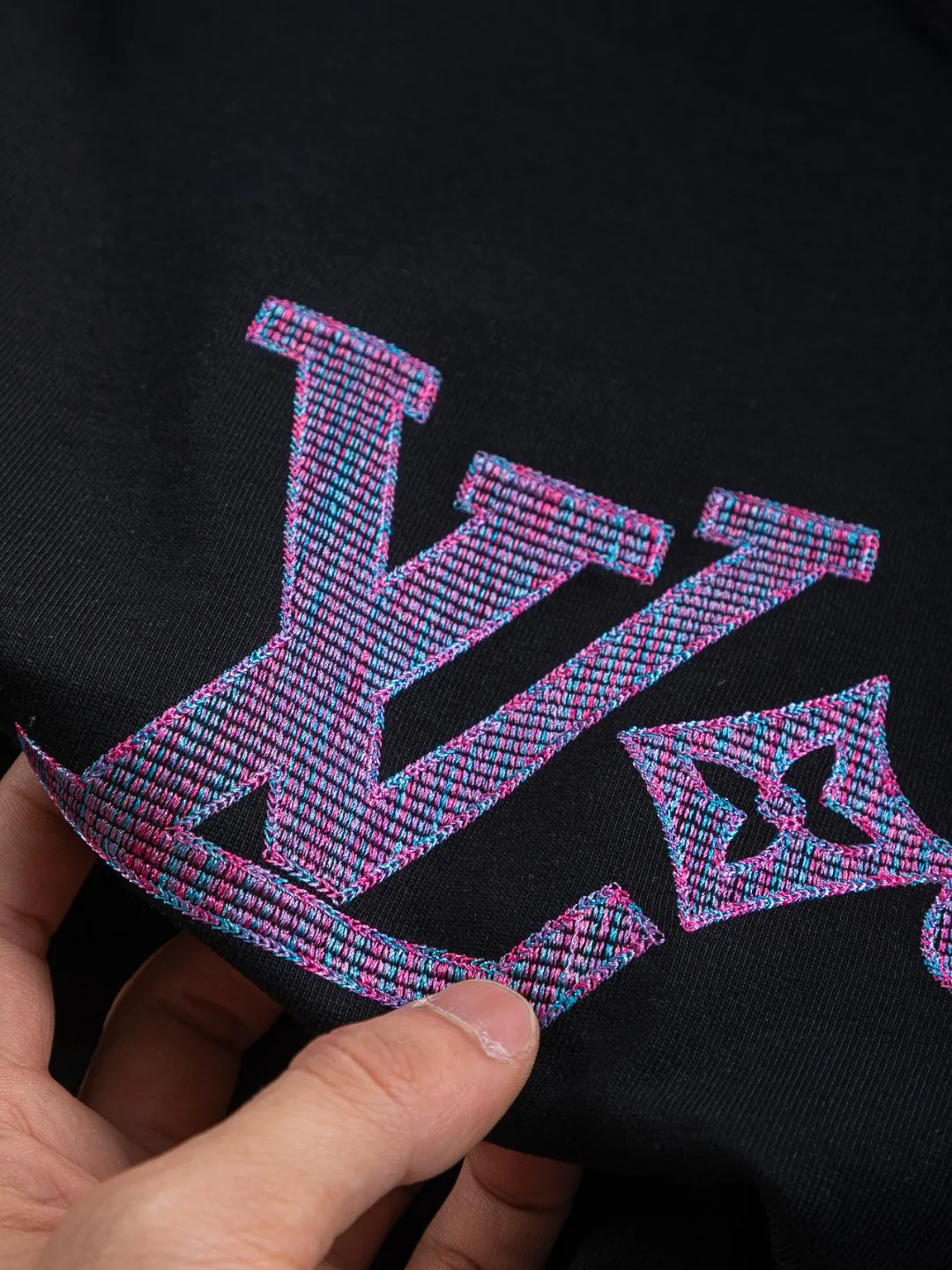 🅿️190 Louis Vuitton 1V micro-wide version S-Xl LV 25ss new product counters are on the shelves at the same time. Colorful purple letter design embroidery. Letter embroidery round neck short-sleeved T-shirt, same style for men and women! Synchronized with the official website, pure cotton fabrics at the counter! It is close to the skin and comfortable, durable and easy to wear. It has a classic and simple logo design and meticulous original craftsmanship. Short-sleeves, a must-have item for men, do not appear to be the same for the general public, but must be unique and eye-catching. This LV short-sleeve is all about quality, comfort, the same shape and fashion as always, including fabrics and cutting techniques. All of them have been made with great effort! 320 grams of washed pure cotton fabric, pure cotton is breathable, very refreshing and comfortable for daily wear. The rib knitting on the neckline is smooth and tight, and the neckline will not be skewed if you toss it at will. The loose version, you will find that it looks really good on the upper body. The overall is minimalist and neat, super versatile for daily use! Pair it casually with a pair of pants for a youthful look. A T-shirt will make your outfit crazy. It is a fashionable item that can never go wrong! Black, white, size: S-XL Size chart: S: Shoulder width 50-Bust 54-Length 70 M: Shoulder width 52-Bust 56.5-Length 72 L: Shoulder width 54-Bust 59-Length 74 XL: Shoulder width 56-Bust 61.5-Length 76